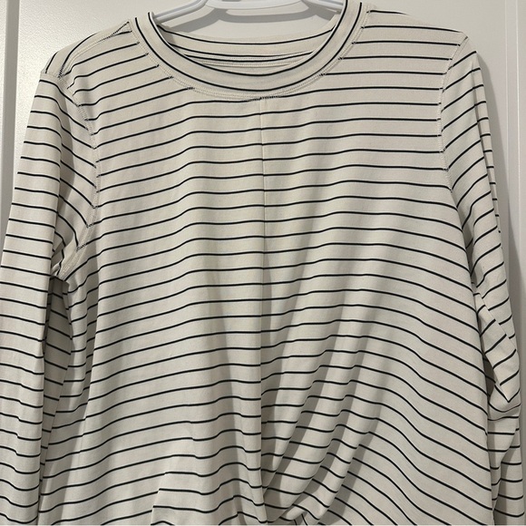 Old Navy Active Relaxed Breathe ON Twist- Hem Cropped Long Sleeve Top Size Large - Picture 3 of 11